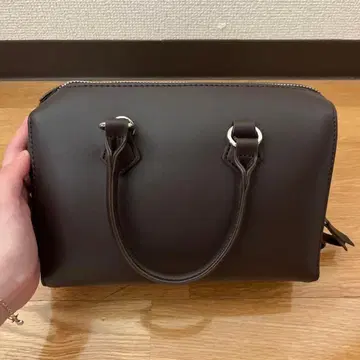 브라운 지퍼 달린 핸드백