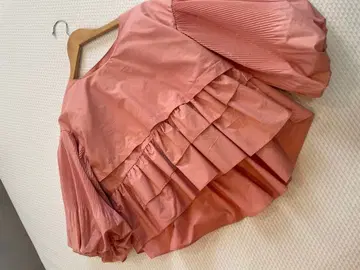 프릴 달린 핑크 벌룬 소매 상의