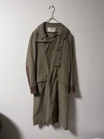 카키 더블 브레스트 트렌치코트