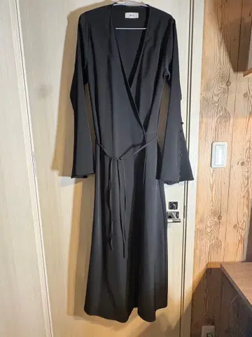 AKTE 플레어 슬리브 랩 원피스