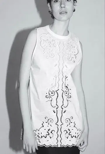 venica 스캘럽 자수 블라우스