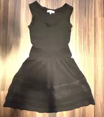 프랑스 구매 블랙 니트 슬리브리스 무릎 기장 원피스