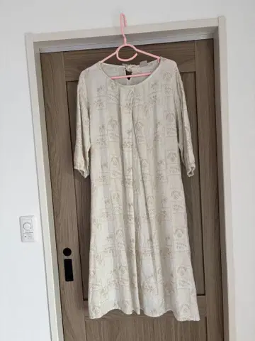 크림색 프린트 패턴 긴팔 롱 원피스