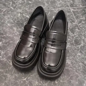 Shoes in Closet 탱크솔 힐업 코인로퍼