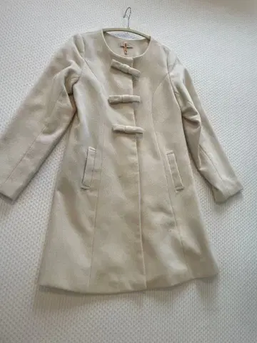 아이보리 리본 포함 롱 코트