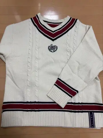 로맨틱크라운 아이보리 V넥 스웨터