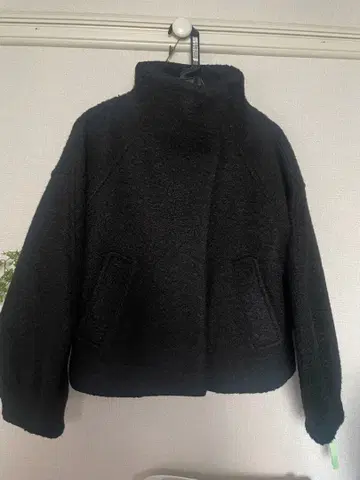 보아 소재 하이넥 자켓 블랙