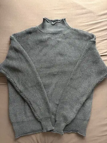 그레이 터틀넥 니트