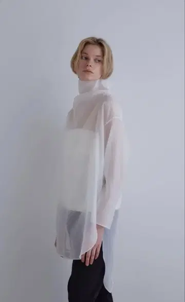 르필 시어 하이넥 블라우스 화이트