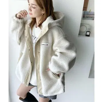 보아 아우터 후드 부착 화이트