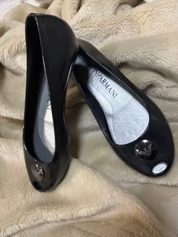 EMPORIO ARMANI 블랙 오픈토 펌프스