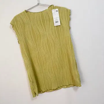 나노 유니버스 웨이브 리플 컷 슬리브리스 상의