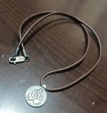 D&G 메달형 가죽 목걸이