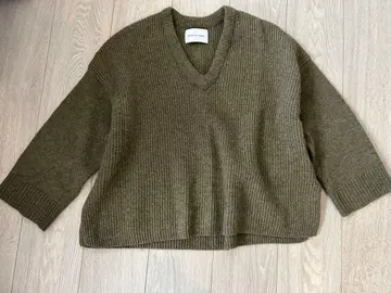 ADAM ET ROPE 올리브 V넥 스웨터