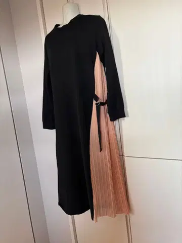 [배송비 포함] 한국 디자인 블랙 핑크 긴팔 플리츠 원피스