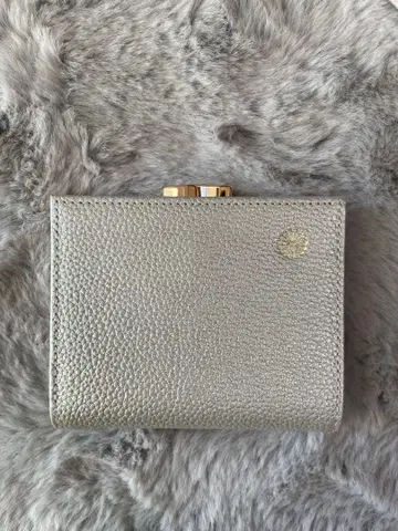 황궁 한정판 미사용 새상품 완판템 실버 가죽 접이식 지갑 박스 포함