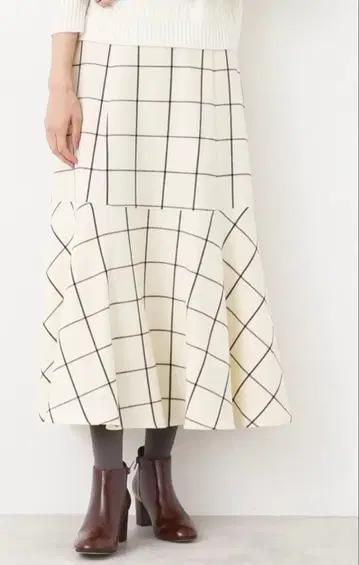 기모 체크 무늬 절개 플레어 스커트