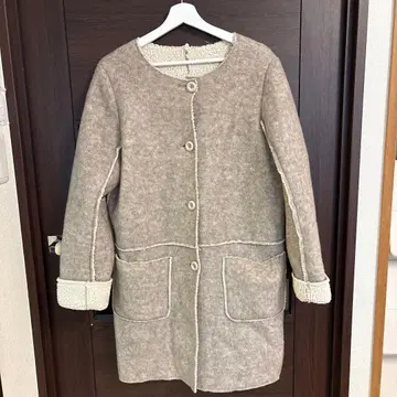 베이지 그레이 무스탕 코트 버튼 포함