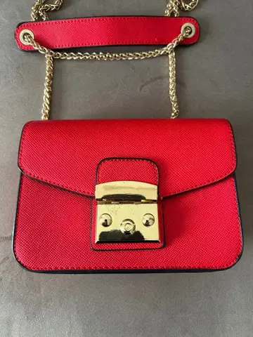 레드 숄더백 골드 금장 장식 포함