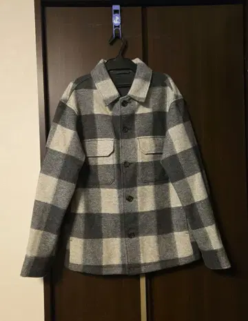 유니클로 남성용 그레이와 화이트 체크 자켓