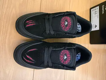 Emerica의 HERITIC 모델을 베이스로 한 맨위즈 콜라보