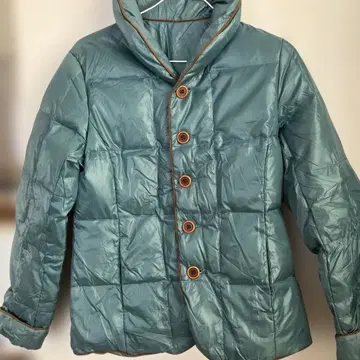 청록색 다운 자켓 버튼 포함