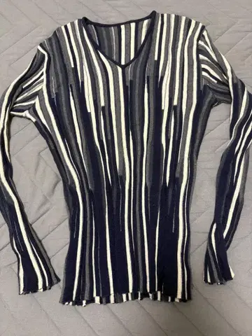 네이비와 화이트 스트라이프 V넥 T셔츠