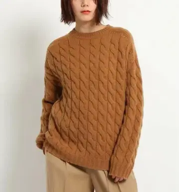 새상품급 드레 스테리아 베이지 케이블 니트 스웨터 울 100%
