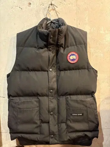 CANADA GOOSE 블랙 다운 베스트 s 사이즈