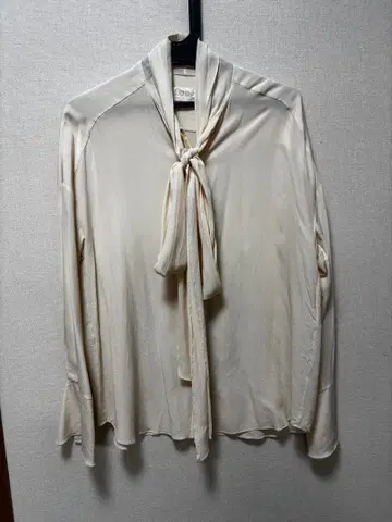 끌로에 화이트 실크 블라우스 36