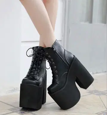 통굽 레이스업 부츠 블랙