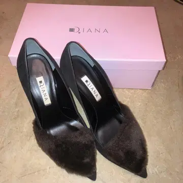 D.IANA 블랙 퍼 하이힐