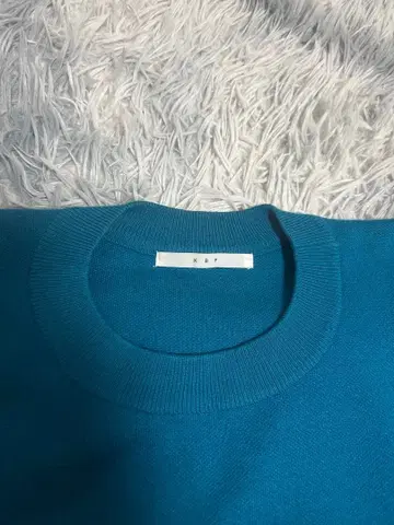 KBF 파란색 크루넥 스웨터