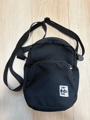 블랙 숄더백 프론트 포켓 부착