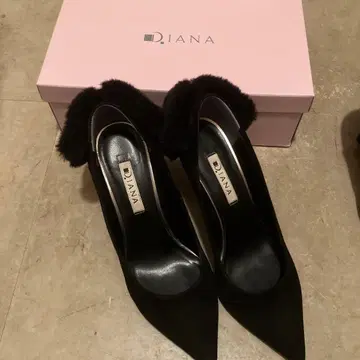 D.IANA 퍼 부착 하이힐 블랙