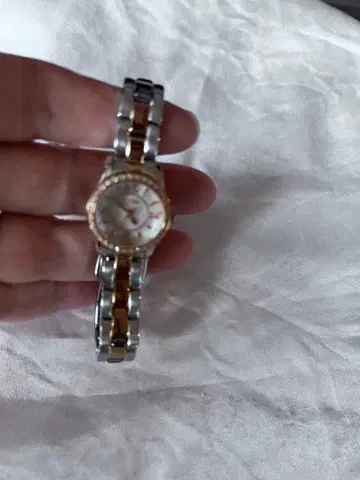 폴리폴리 스톤 장식 화이트 다이얼 시계