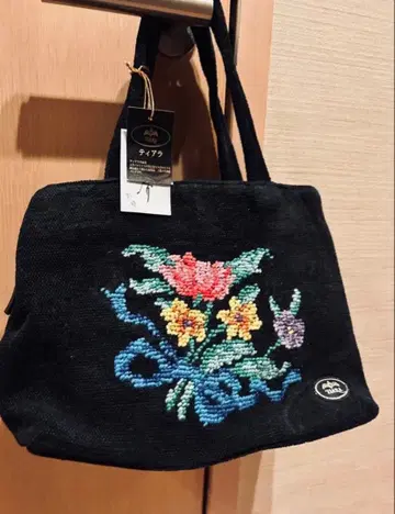 새상품, 티아라 꽃무늬 자수 블랙 핸드백