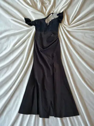 원숄더 블랙 드레스 비쥬 포함