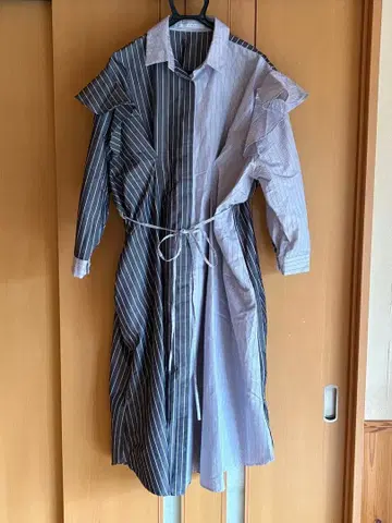 [ 새상품급 ] KBF 스트라이프 프릴 달린 셔츠 원피스