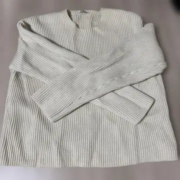 AURALEE 화이트 울 100% 니트