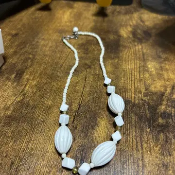 화이트 비즈 목걸이