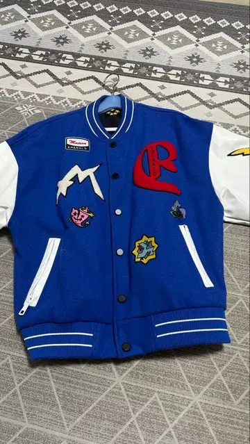 메종 에메랄드 바시티 자켓 블루 자수 가죽 소매 새상품급