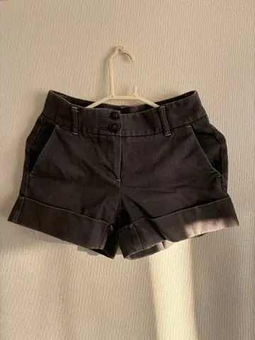 theory 다크 그레이 숏팬츠 XO