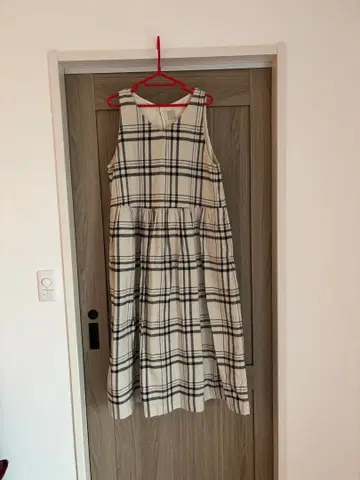 체크 무늬 슬리브리스 점퍼 스커트