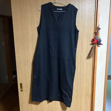 BIBLIOTECA 슬리브리스 블랙 무릎 기장 드레스