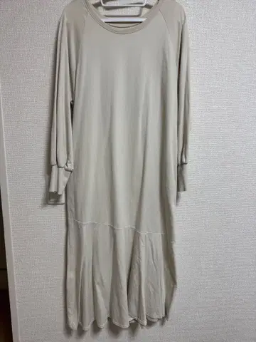 베이지 긴팔 롱 원피스