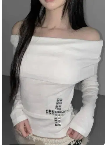 THEAIRTOWN shine cross 오프숄더 화이트