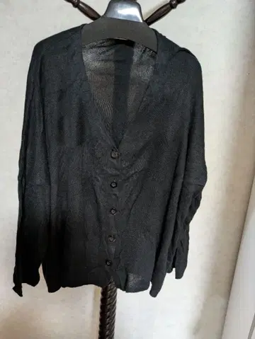 캐시미어 15% 실크 85% 비침이 있는 [몸통 넉넉한] 블랙 가디건