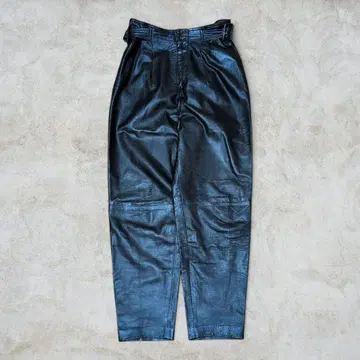 페이크 가죽 느낌 블랙 하이웨스트 테이퍼드 팬츠 한국 코디