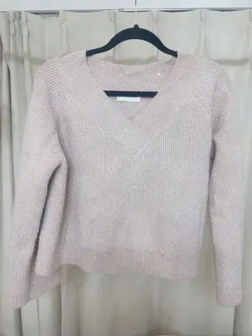 비즈 장식 핑크 V넥 니트 스웨터